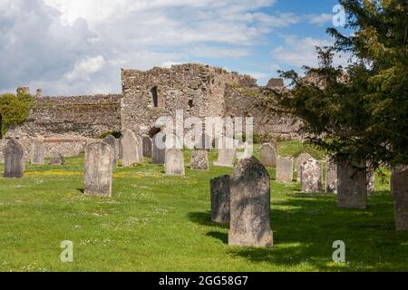 Das Watergate in der römischen Festungsmauer des 3. Jahrhunderts in Portchester Castle, vom Friedhof der St. Mary's Church aus gesehen, Portchester, Hampshire, Großbritannien. Stockfoto