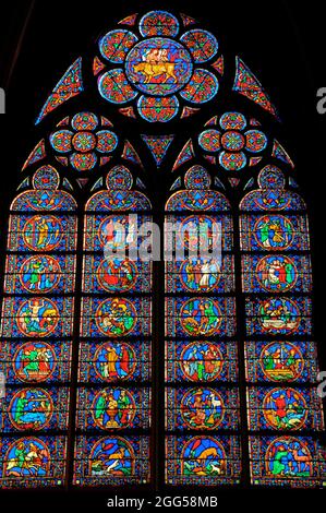 FRANKREICH. PARIS (75) BUNTGLASFENSTER IN DER KATHEDRALE NOTRE-DAME DE PARIS Stockfoto