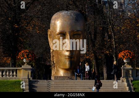 FRANKREICH. PARIS (75) 6E ARR. JARDIN DU LUXEMBOURG. DER PROPHET, MODERNE BRONZESKULPTUR VON LOUIS DERBRE IM JAHR 2007 Stockfoto