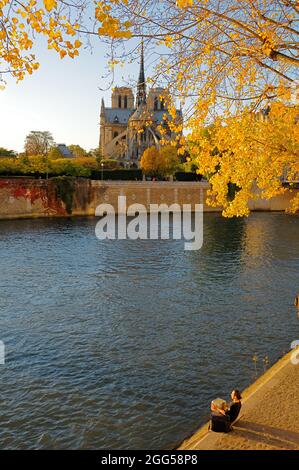 FRANKREICH. PARIS (75) 4. ARR. ILE SAINT-LOUIS. QUAI D'ORLEANS. ENTSPANNENDER MOMENT MIT EINEM AKKORDEONSPIELER UND TANGO-MUSIK Stockfoto