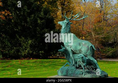 FRANKREICH. PARIS (75) 6E ARR. JARDIN DU LUXEMBOURG. DER SENAT MIT DER SKULPTUR DIE HIRSCHHERDE IM VORDERGRUND Stockfoto