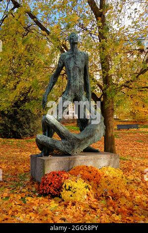 FRANKREICH. PARIS (75) 6E ARR. JARDIN DU LUXEMBOURG. DER SENAT, DER SICH HINTER DEM DENKMAL FÜR STUDENTISCHE WIDERSTANDSKÄMPFER VON GASTON WATKIN VERSTECKT HAT Stockfoto