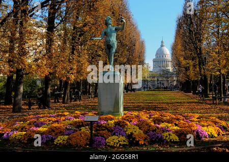 FRANKREICH. PARIS (75) 6E ARR. JARDIN DU LUXEMBOURG. DER SENAT MIT DER STATUE EINES GRIECHISCHEN SCHAUSPIELERS IM VORDERGRUND Stockfoto