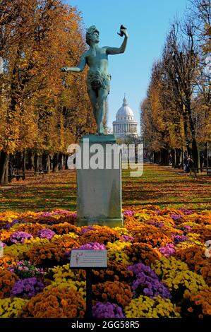 FRANKREICH. PARIS (75) 6E ARR. JARDIN DU LUXEMBOURG. DER SENAT MIT DER STATUE EINES GRIECHISCHEN SCHAUSPIELERS IM VORDERGRUND Stockfoto