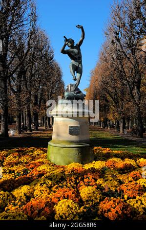 FRANKREICH. PARIS (75) 6E ARR. JARDIN DU LUXEMBOURG. BRONZESKULPTUR EINES TANZENDEN REHS Stockfoto