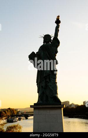 FRANKREICH. PARIS (75) 15E ARR. FREIHEITSSTATUE DES BILDHAUERS AUGUSTE BARTHOLDI NEBEN DER BRÜCKE PONT DE GRENELLES Stockfoto