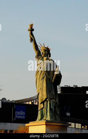 FRANKREICH. PARIS (75) 15E ARR. BRÜCKE PONT DE GRENELLES. DIE FREIHEITSSTATUE DES BILDHAUERS AUGUSTE BARTHOLDI COPT VON DER VON NEW YORK) Stockfoto