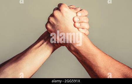 Mann Hand. Zwei Männer Armringen. Armdrücken. Nahaufnahme. Freundliche Handshake, Freundschaftsgrüße, Teamarbeit, Freundschaft. Handschlag, Arme, Freundschaft Stockfoto