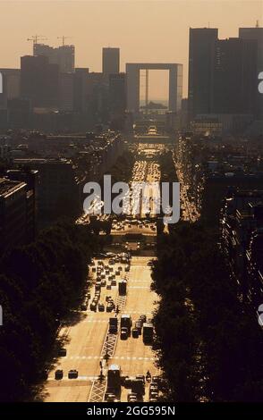 FRANKREICH. PARIS (75) NEUILLY, LA DEFENSE UND AVENUE DE LA GRANDE ARMEE VOM ARC DE TRIOMPHE AUS GESEHEN Stockfoto