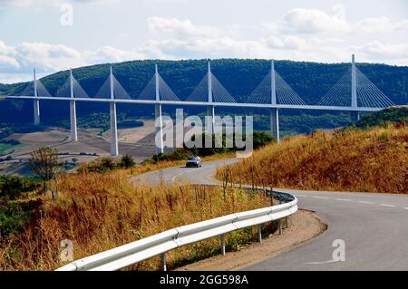 FRANKREICH. AVEYRON (12) MILLAU. LE VIADUCT AUF DER AUTOBAHN A75 ÜBER DEM FLUSS TARN, ZWISCHEN DEN CAUSSES DE SAUVETERRE UND LARZAC (ARCHITEKT: LORD NORM Stockfoto