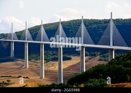 FRANKREICH. AVEYRON (12) MILLAU. LE VIADUCT AUF DER AUTOBAHN A75 ÜBER DEM FLUSS TARN, ZWISCHEN DEN CAUSSES DE SAUVETERRE UND LARZAC (ARCHITEKT: LORD NORM Stockfoto