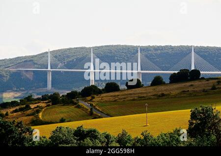 FRANKREICH. AVEYRON (12) MILLAU. LE VIADUCT AUF DER AUTOBAHN A75 ÜBER DEM FLUSS TARN, ZWISCHEN DEN CAUSSES DE SAUVETERRE UND LARZAC (ARCHITEKT: LORD NORM Stockfoto