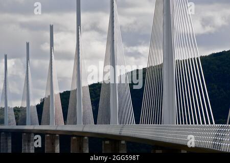 FRANKREICH. AVEYRON (12) MILLAU. LE VIADUCT AUF DER AUTOBAHN A75 ÜBER DEM FLUSS TARN, ZWISCHEN DEN CAUSSES DE SAUVETERRE UND LARZAC (ARCHITEKT: LORD NORM Stockfoto