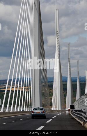 FRANKREICH. AVEYRON (12) MILLAU. LE VIADUCT AUF DER AUTOBAHN A75 ÜBER DEM FLUSS TARN, ZWISCHEN DEN CAUSSES DE SAUVETERRE UND LARZAC (ARCHITEKT: LORD NORM Stockfoto