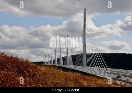 FRANKREICH. AVEYRON (12) MILLAU. LE VIADUCT AUF DER AUTOBAHN A75 ÜBER DEM FLUSS TARN, ZWISCHEN DEN CAUSSES DE SAUVETERRE UND LARZAC (ARCHITEKT: LORD NORM Stockfoto