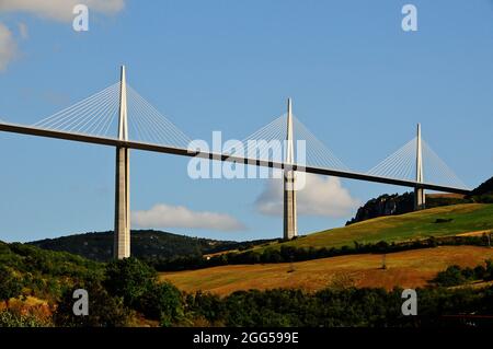 FRANKREICH. AVEYRON (12) MILLAU. LE VIADUCT AUF DER AUTOBAHN A75 ÜBER DEM FLUSS TARN, ZWISCHEN DEN CAUSSES DE SAUVETERRE UND LARZAC (ARCHITEKT: LORD NORM Stockfoto