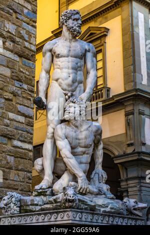 Detail des Herkules und Cacus sttaue an der Piazza Signoria in Florenz, Italien Stockfoto