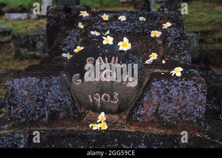 FRANZÖSISCH-POLYNESIEN. MARQUISE-INSELN. HIVA OA INSEL. DAS GRAB DES MALERS PAUL GAUGUIN. Stockfoto