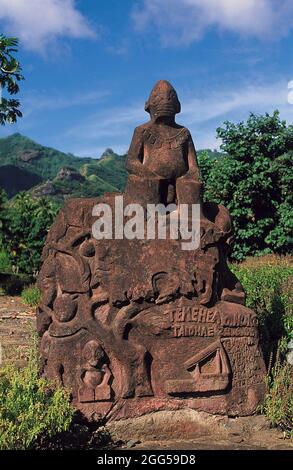 FRANZÖSISCH-POLYNESIEN. MARQUISE-INSELN. INSEL DE NUKU HIVA. SKULPTUR Stockfoto