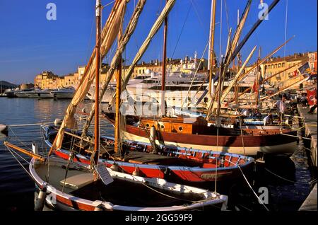 FRANKREICH. PROVENCE. VAR (83) SAINT TROPEZ. REFLEXION IM HAFEN WÄHREND DER 'VOILES LATINES' (RALLYE VON 150 KLEINEN 'POINTU'-BOOTEN AUS GANZ TH Stockfoto