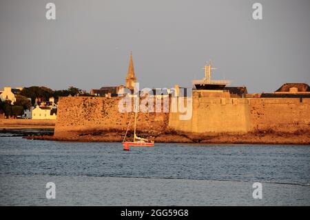 FRANKREICH. BRETAGNE. MORBIHAN (56) PORT LOUIS UND SEINE ZITADELLE Stockfoto
