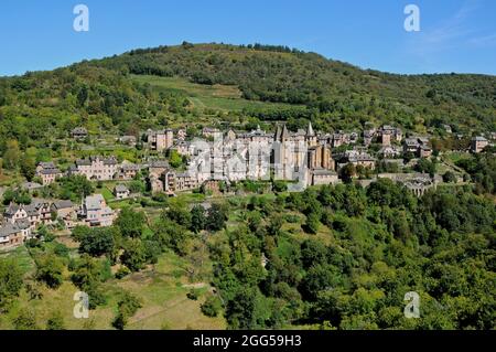 FRANKREICH. PYRENÄEN. AVEYRON (12) DAS DORF CONQUES (EINES DER BEINE AUF DER COMPOSTELO STRASSE / WAY OF ST JAMES). DIE ABTEI SAINTE FOY ( Stockfoto