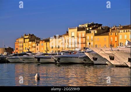 FRANKREICH. PROVENCE. VAR (83) SAINT TROPEZ. DER HAFEN UND DAS MEER IN DER UNTERGEHENDEN SONNE Stockfoto