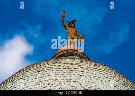 Merkurstatue auf dem Dach eines Gebäudes in Novi Sad, Serbien. Diese vergoldete Bronzestatue wurde 1921 vom Bildhauer Djordje Jovanovic angefertigt. Stockfoto