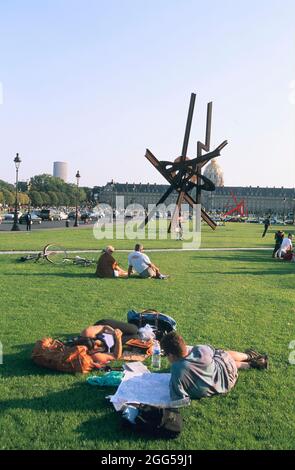 FRANKREICH. PARIS (75) 7. ARR. AUSSTELLUNG DES AMERIKANISCHEN BILDHAUERS MARK DI SUVERO 1997 AUF DER ESPLANADE DES INVALIDES Stockfoto