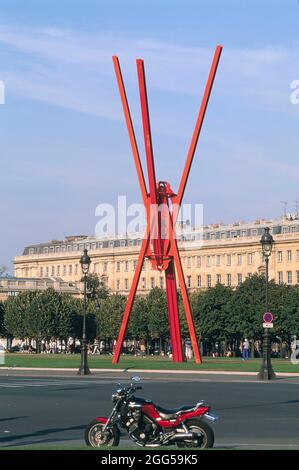 FRANKREICH. PARIS (75) 7. ARR. AUSSTELLUNG DES AMERIKANISCHEN BILDHAUERS MARK DI SUVERO 1997 AUF DER ESPLANADE DES INVALIDES Stockfoto