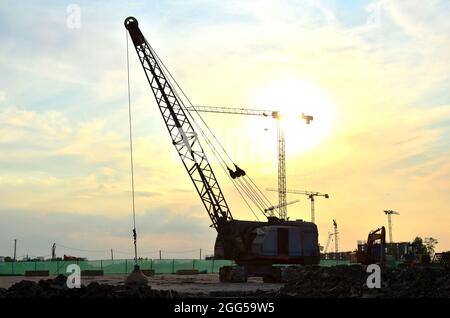 Raupenkran oder Dragline-Bagger mit einer schweren Metallwrackkugel auf einem Stahlkabel. Zerstören von Bällen auf Baustellen. Demontage und Demontage Stockfoto