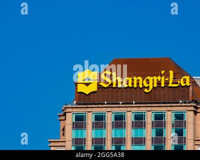 SHANGHAI, CHINA - 24. JANUAR 2014: Pudong Shangri-La Hotel in Shanghai, China. Dieses Hotel mit 950 Zimmern wurde um 1998 Uhr eröffnet. Stockfoto