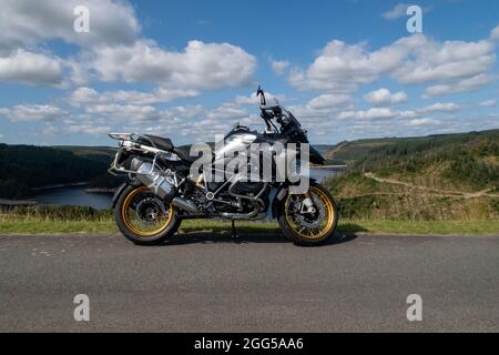 BMW R1250GS Motorrad mit Llyn Brianne Damm und Reservoir im Hintergrund Stockfoto