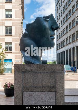 LONDON, GROSSBRITANNIEN - 10. Aug 2021: Eine vertikale Aufnahme einer Skulptur von Centurione I von Igor Mitoraj im Columbus Courtyard, Canary Wharf, London, Großbritannien Stockfoto