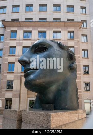 LONDON, GROSSBRITANNIEN - 10. Aug 2021: Eine vertikale Aufnahme einer Skulptur von Centurione I von Igor Mitoraj im Columbus Courtyard, Canary Wharf, London, Großbritannien Stockfoto