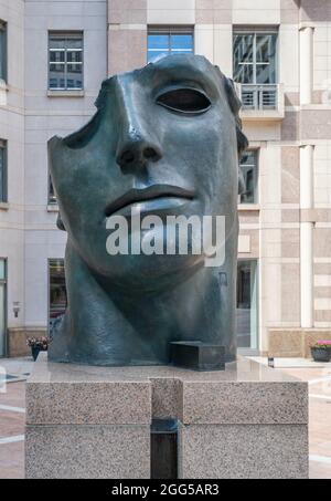 LONDON, GROSSBRITANNIEN - 10. Aug 2021: Eine vertikale Aufnahme einer Skulptur von Centurione I von Igor Mitoraj im Columbus Courtyard, Canary Wharf, London, Großbritannien Stockfoto