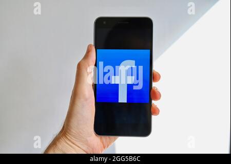 Das Facebook-Logo wird auf dem Handy-Bildschirm angezeigt. Stockfoto