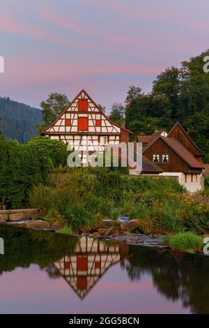 Ein Sommersonnenaufgang mit den Fachwerkhäusern in Schiltach, einer Stadt im Landkreis Rottweil, in Baden-Württemberg, Deutschland. Es befindet sich im Stockfoto