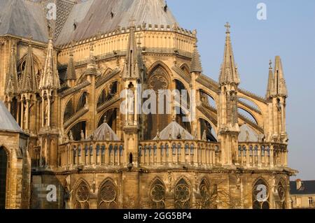 FRANKREICH. MARNE (51) REIMS. DIE KATHEDRALE NOTRE-DAME VON REIMS, DAS MEISTERWERK DER GOTISCHEN KUNST, IN DEM DIE KÖNIGE VON FRANKREICH GEKRÖNT WURDEN, WAR EINES DER ERSTEN MONUM Stockfoto