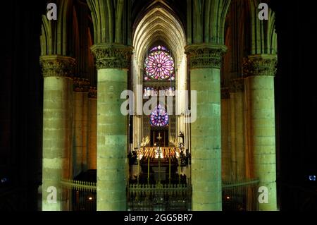 FRANKREICH. MARNE (51) REIMS. DIE KATHEDRALE NOTRE-DAME VON REIMS, DAS MEISTERWERK DER GOTISCHEN KUNST, IN DEM DIE KÖNIGE VON FRANKREICH GEKRÖNT WURDEN, WAR EINES DER ERSTEN MONUM Stockfoto