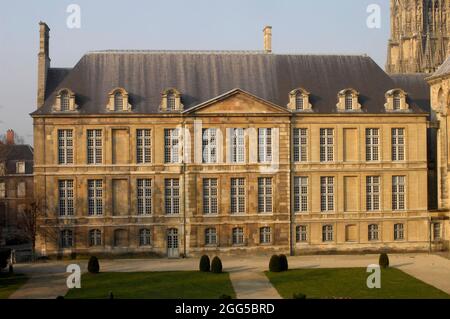 FRANKREICH. MARNE (51) REIMS. PALAIS DE TAU IN DER NÄHE DER KATHEDRALE NOTRE-DAME VON REIMS, DAS MEISTERWERK DER GOTISCHEN KUNST, IN DEM DIE KÖNIGE FRANKREICHS GEKRÖNT WURDEN, WAR EINES DAVON Stockfoto