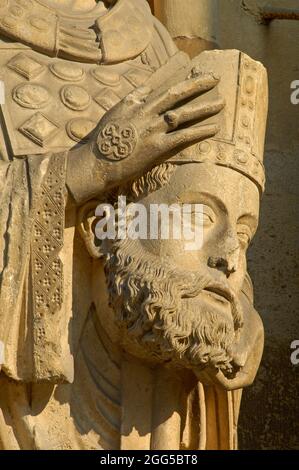 FRANKREICH. MARNE (51) REIMS. DIE KATHEDRALE NOTRE-DAME VON REIMS, DAS MEISTERWERK DER GOTISCHEN KUNST, IN DEM DIE KÖNIGE VON FRANKREICH GEKRÖNT WURDEN, WAR EINES DER ERSTEN MONUM Stockfoto