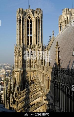 FRANKREICH. MARNE (51) REIMS. DIE KATHEDRALE NOTRE-DAME VON REIMS, DAS MEISTERWERK DER GOTISCHEN KUNST, IN DEM DIE KÖNIGE VON FRANKREICH GEKRÖNT WURDEN, WAR EINES DER ERSTEN MONUM Stockfoto