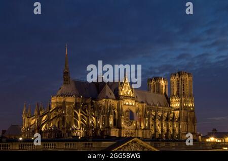 FRANKREICH. MARNE (51) REIMS. DIE KATHEDRALE NOTRE-DAME VON REIMS, DAS MEISTERWERK DER GOTISCHEN KUNST, IN DEM DIE KÖNIGE VON FRANKREICH GEKRÖNT WURDEN, WAR EINES DER ERSTEN MONUM Stockfoto