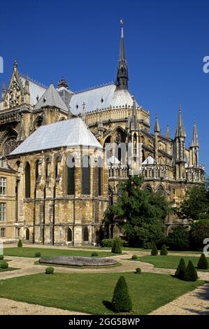 FRANKREICH. MARNE (51) REIMS. DIE KATHEDRALE NOTRE-DAME VON REIMS, DAS MEISTERWERK DER GOTISCHEN KUNST, IN DEM DIE KÖNIGE VON FRANKREICH GEKRÖNT WURDEN, WAR EINES DER ERSTEN MONUM Stockfoto