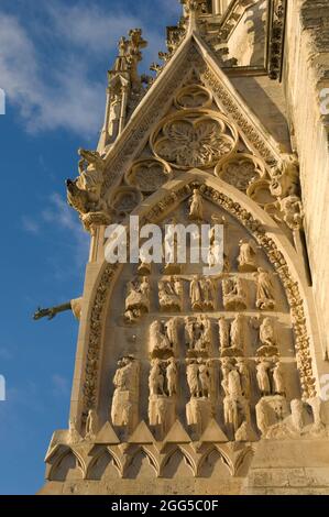 FRANKREICH. MARNE (51) REIMS. DIE KATHEDRALE NOTRE-DAME VON REIMS, DAS MEISTERWERK DER GOTISCHEN KUNST, IN DEM DIE KÖNIGE VON FRANKREICH GEKRÖNT WURDEN, WAR EINES DER ERSTEN MONUM Stockfoto