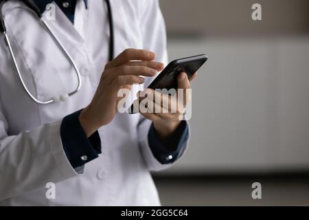 Nahaufnahme einer jungen Ärztin mit dem Handy. Stockfoto