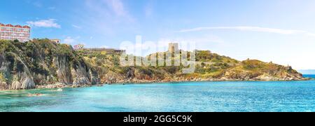 Wunderschöne Aussicht auf Torre di Lonsonsardo in Santa Teresa Gallura. Beliebtes Reiseziel des Mittelmeers. Lage: Santa Teresa Gallura, Provin Stockfoto