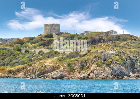 Tolle Aussicht auf Torre di Lonsonsardo in Santa Teresa Gallura. Beliebtes Reiseziel des Mittelmeers. Ort: Santa Teresa Gallura, Provinc Stockfoto