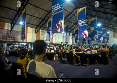 Mitglieder der mobilen Anwendung „Indonesian Health Halodoc“ erhielten am 28. August 2021 die Massenimpfung von Covid-19 durch das Joint Impfzentrum der SOEs auf dem Andromeda-Flugplatz Soewondo, Medan, Indonesien. Durch die digital-basierte Registrierung der Healthy Living Community Movement (Germas). Indonesien führt aggressiv Massenimpfungen für alle Indonesier durch, um die Corona-Virus-Pandemie zu bekämpfen. Foto von Aditya Sutanta/ABACAPRESS.COM Stockfoto